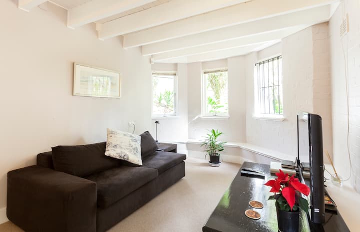 THE COBBLES Independent Apartment in Heritage Home
