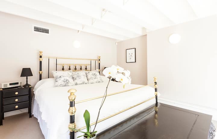 THE COBBLES Independent Apartment in Heritage Home