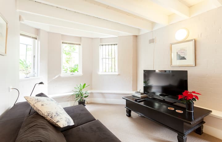THE COBBLES Independent Apartment in Heritage Home