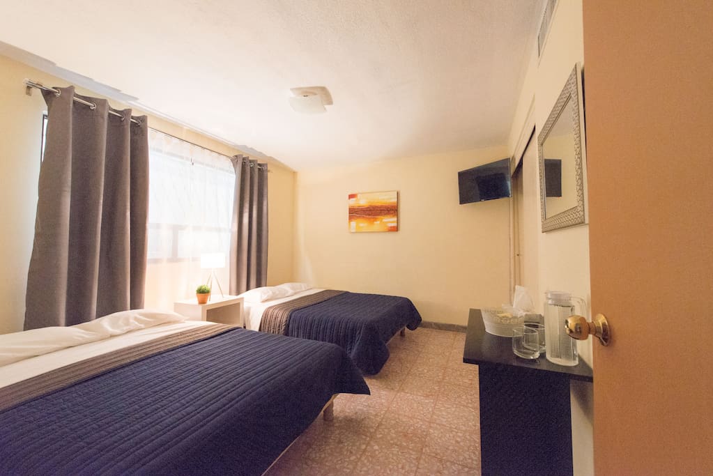 Las habitación es amplias y confortable con dos camas matrimoniales, cuenta con aire acondicionado y televisión por cable.