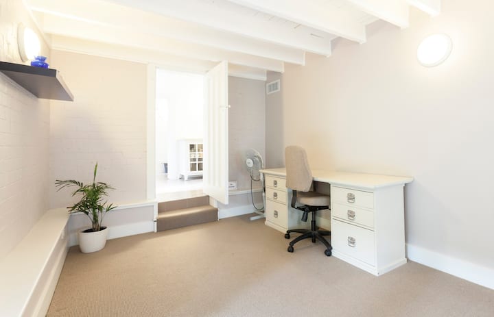 THE COBBLES Independent Apartment in Heritage Home