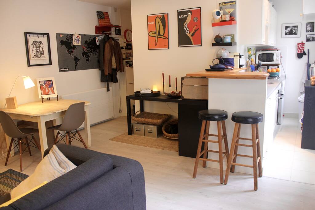 Possibilité de manger au bar ou à la table de salon // You can have lunch at the bar or at the diner table !