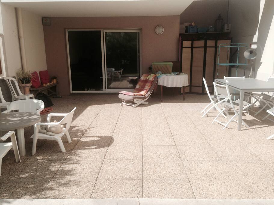 grande terrasse en partie couverte