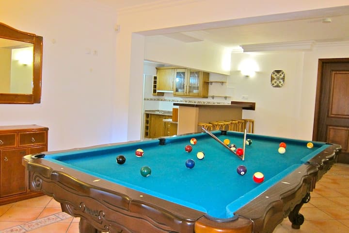 Biliard a 2. kuchyňa