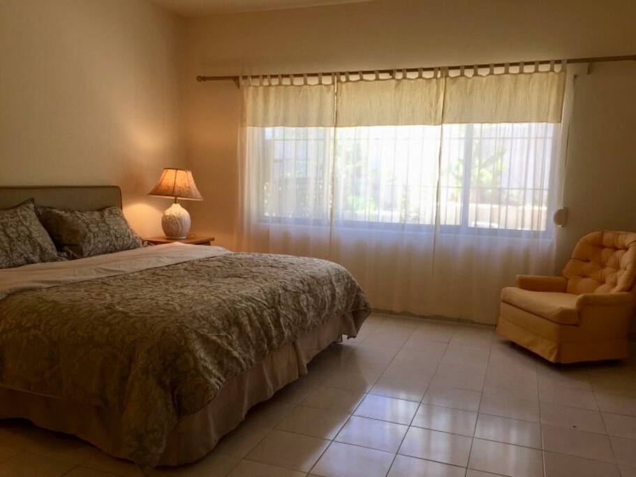 Master Bedroom w/ King Size Bed & Private Bathroom