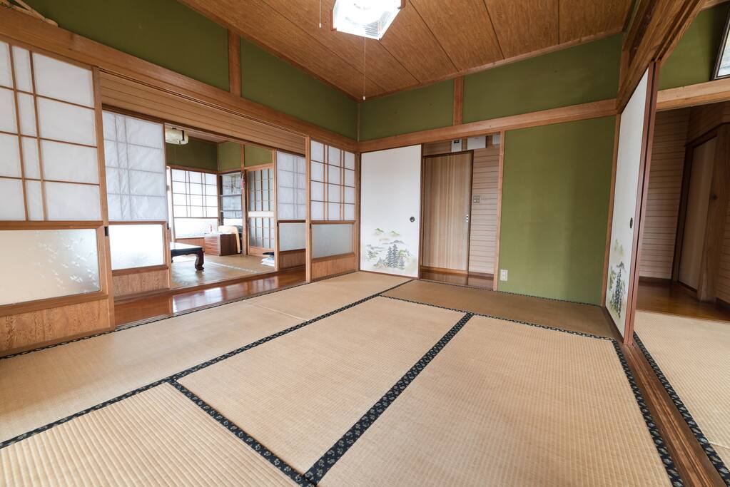 畳の部屋①(布団敷きはセルフになります)。ふとん4〜6枚敷けます