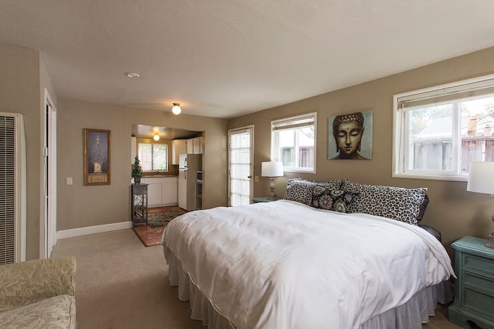 Cozy garden westside king suite 
STR18-0122