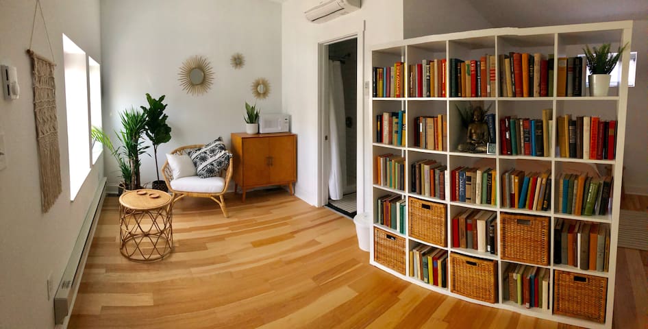 Bright and Airy Guest House Near JHU Homewood