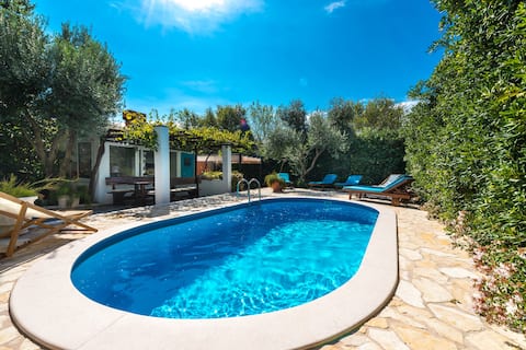 Villa Piano: 
Pool & Jacuzzi – Dubrovnik Riviera