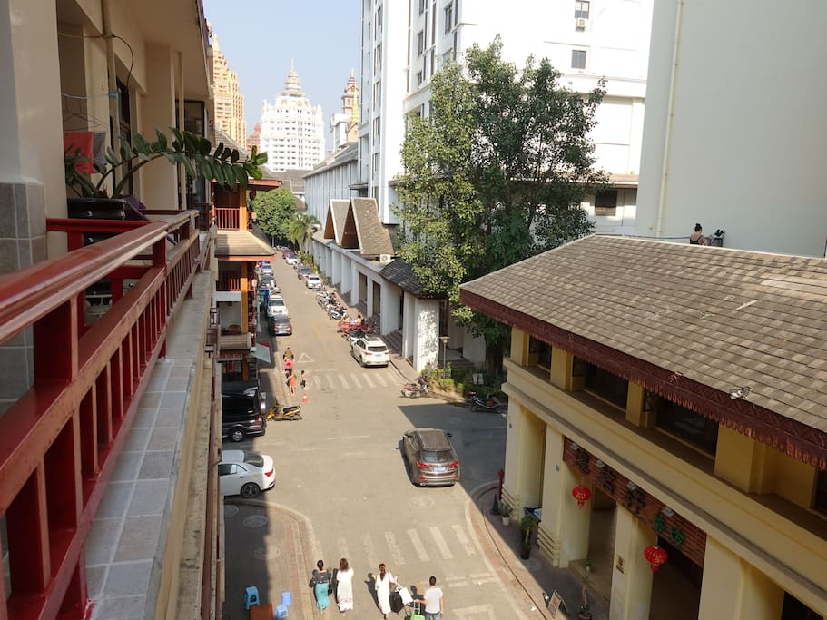 阳台景观,四层板楼近观白塔绿树,附近吃喝出行一应俱全,虽临街但无大人流量的酒吧或餐厅,白天不吵闹,夜晚清晨非常安静