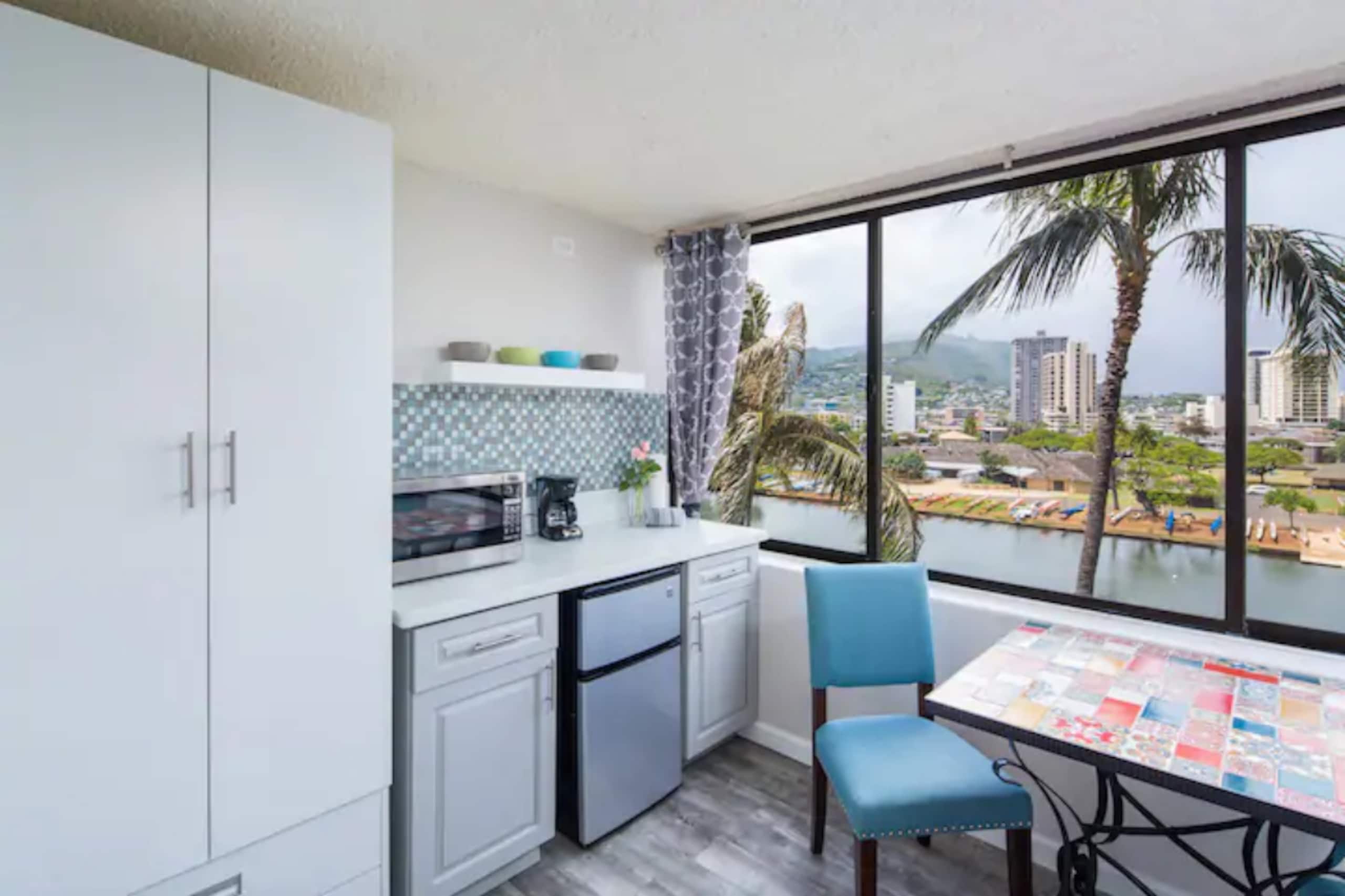 Condo in Honolulu · ★4.53 · Studio · 1 bed · 1 private bath - Image 2