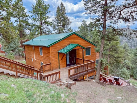 Cozy Mountain Getaway with Stunning Views!
