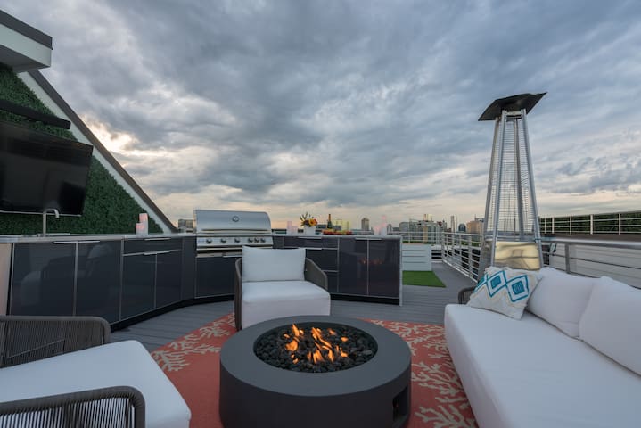 Private Rooftop, Fire Pit, & Downtown Views