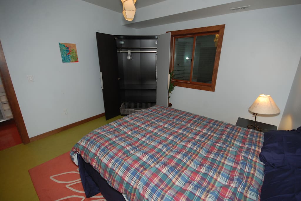 Full size wardrobe, side tables, lotsa room