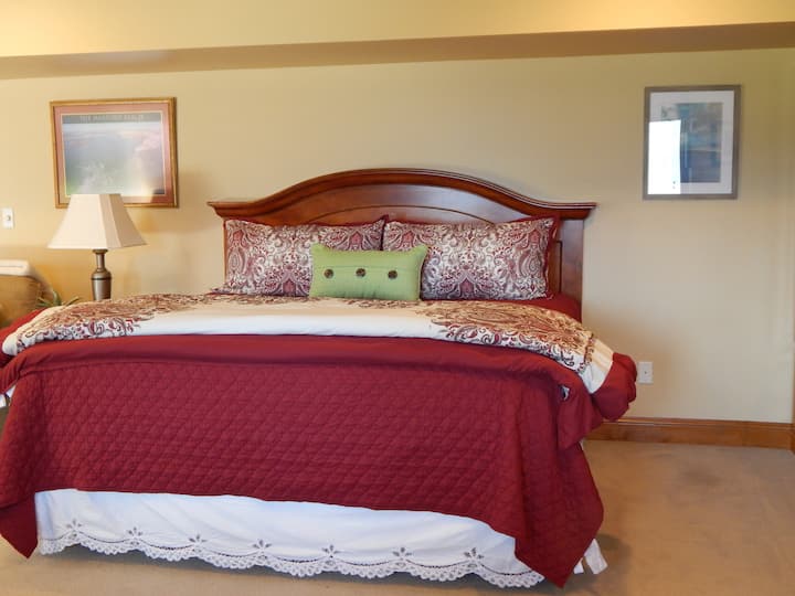 Veľká manželská posteľ s vankúšmi z peria