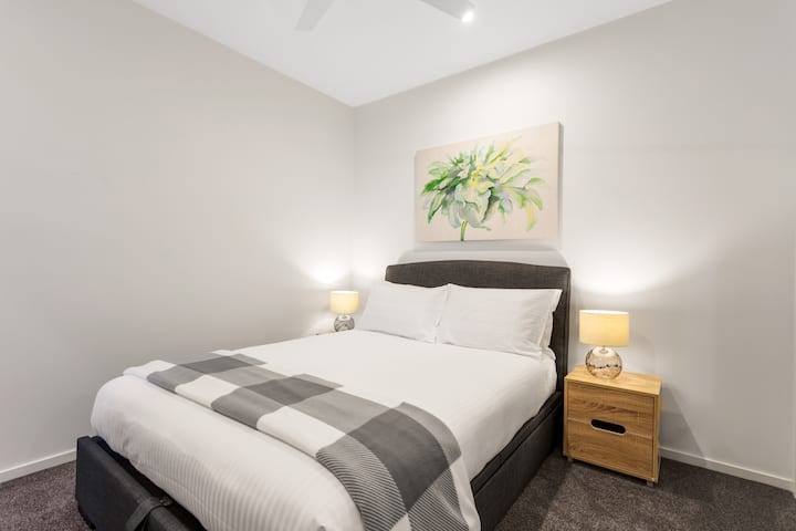 غرفة نوم ثانية بسرير بحجم كبير