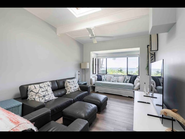 There is 2 day beds here. 