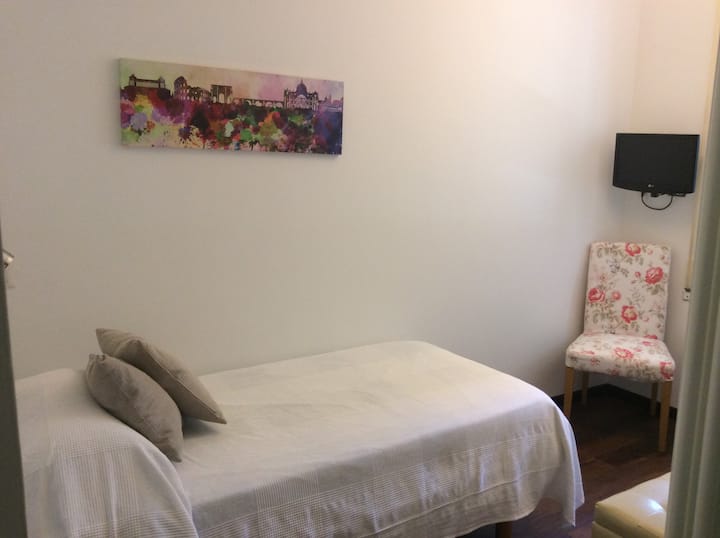 Jednolôžková  spálňa s nástennou TV, letným ventilátorom a zimným kúrením. Vlastná kúpeľňa v tej istej izbe 