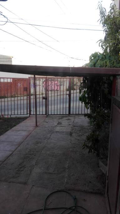 Estacionamiento techado con capacidad para un vehículo.