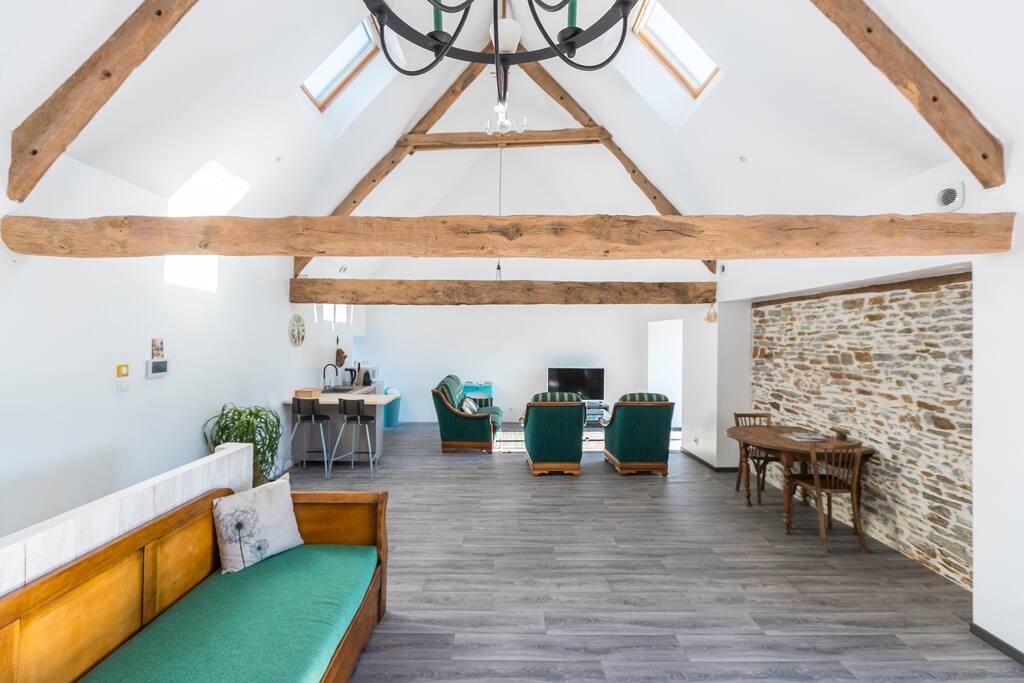 Passez un agréable séjour au mont saint Michel et dormez dans notre loft d'environ 70 m². espace détente, cuisine micros onde, frigo. Suite parentale, douche à l'Italienne.