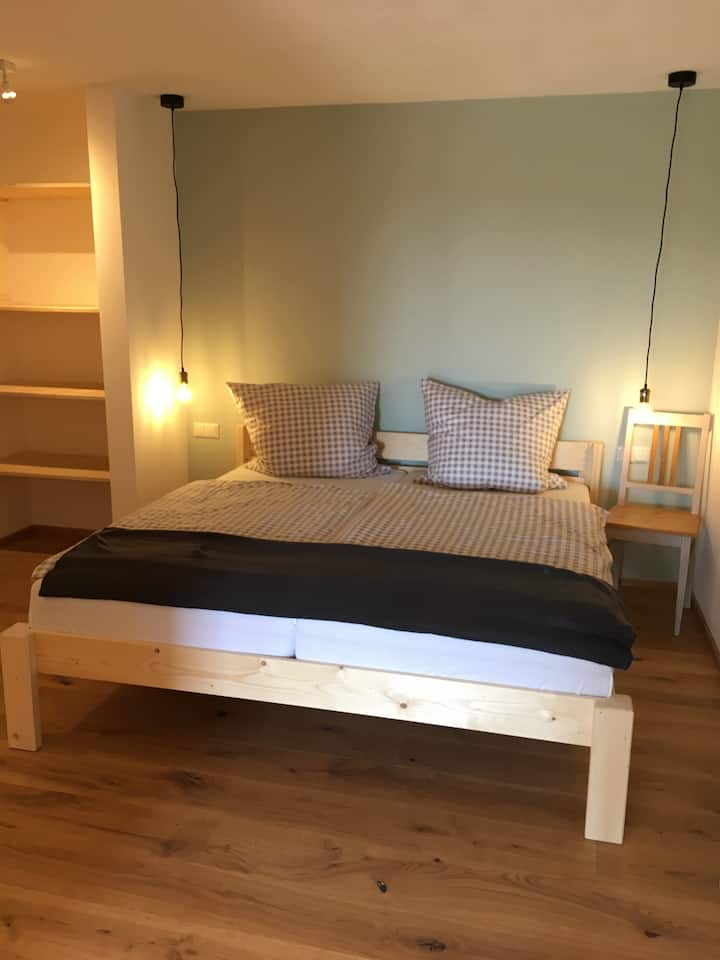 Sakafu ya mbao yenye ubora wa juu iliyo na joto la chini ya sakafu/kitanda chenye starehe cha watu wawili