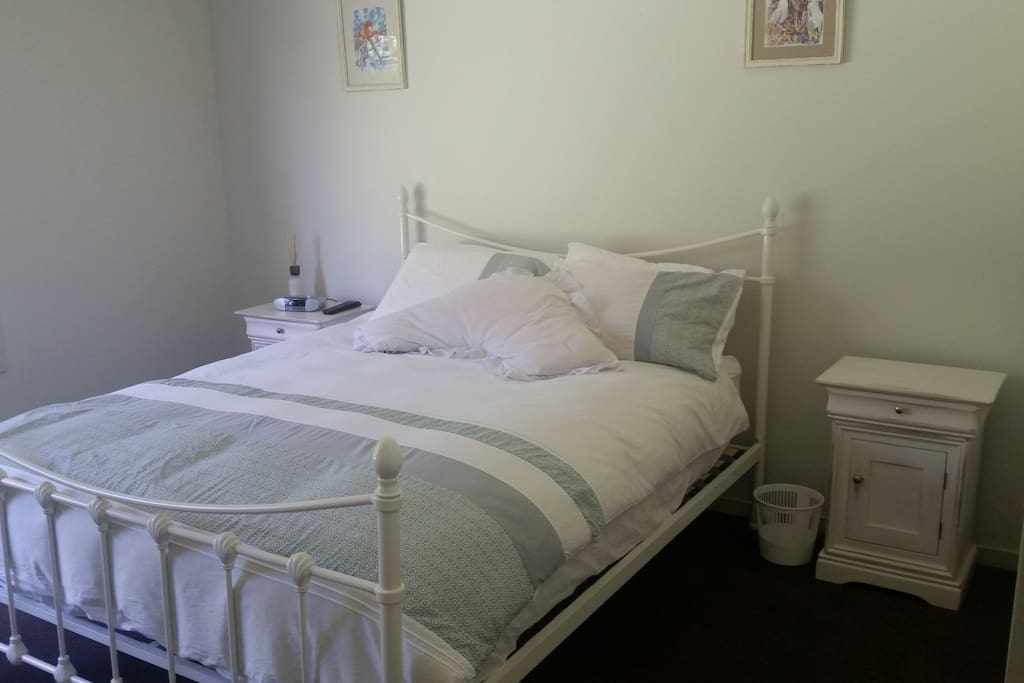 Double bedroom. Queen size bed.