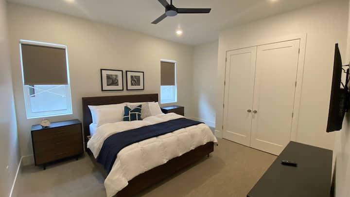 Dormitorio #1: cama tamaño king con armario, mesitas de noche y TV Roku.