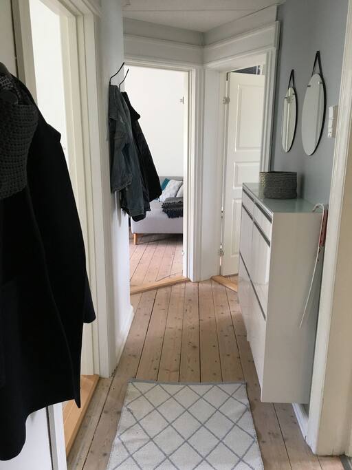 Hallway with mirrors and shoe-closet.
