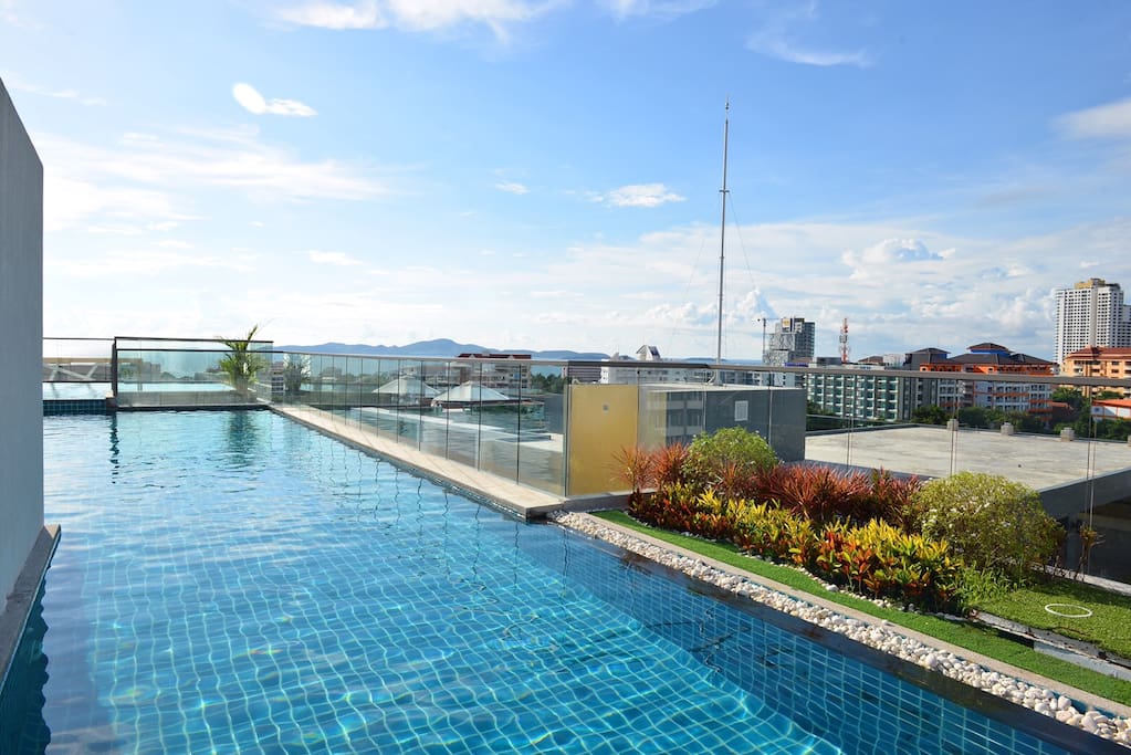 Swimming pool in the top with see view of Jontien beach.