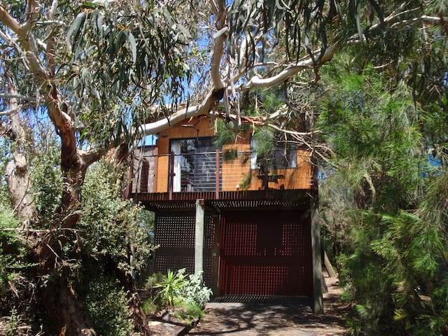 Private tree house, short walk to beach