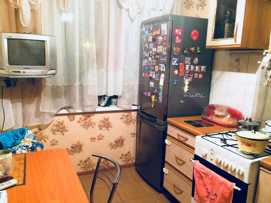 Кухня с тв,холодильником,плитой,раковиной