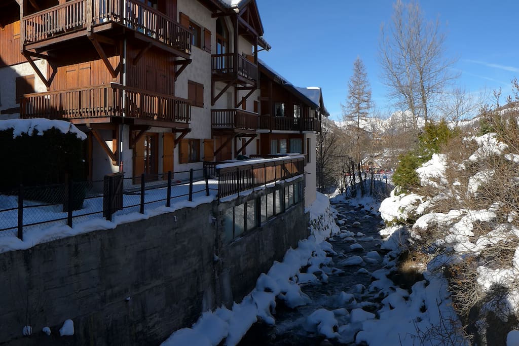 La terrasse qui surplombe la rivière