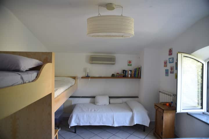 חדר שינה עם שלוש מיטות יחיד (1 + למעלה)