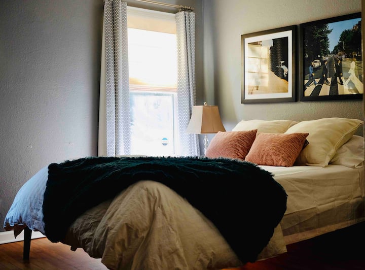 Queen bed bedroom