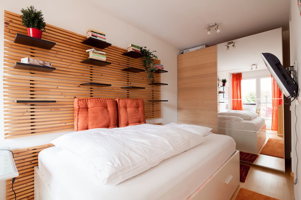 gemütliches Bett und großer Schrank mit Spiegel