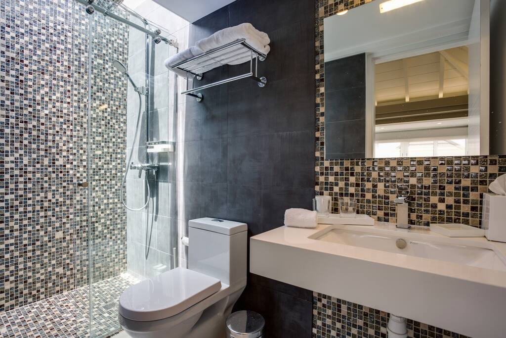 Bathroom - Mini Master Pool View