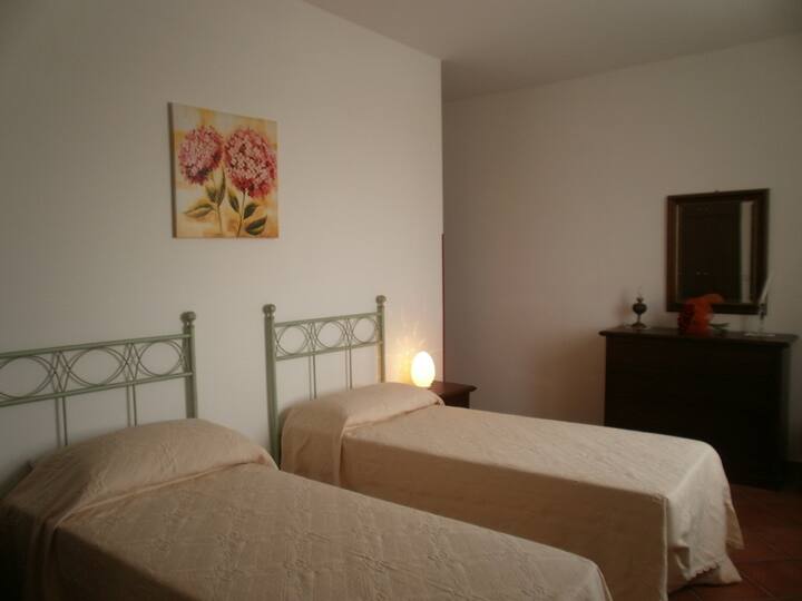 dormitorio 3: primer piso doble con baño privado.
La habitación está equipada con un televisor inteligente ( puedes acceder a él con tus suscripciones)