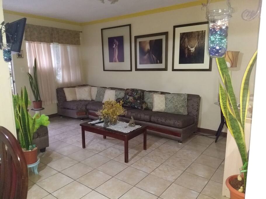 Sala con televisión y cable