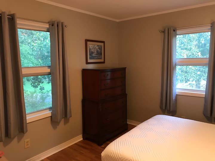 Chumba cha kulala #2. Godoro jipya kwenye kitanda cha jukwaa.  Haiwezi kusaidia lakini kuwa na usingizi wa kupumzika hapa.