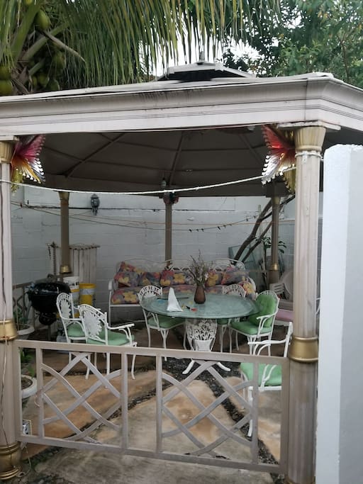 Palapa exterior para asados y minifiestas.