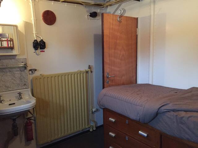 Uniek Pension Schip in Rotterdam, Kop van Zuid gallery image 3