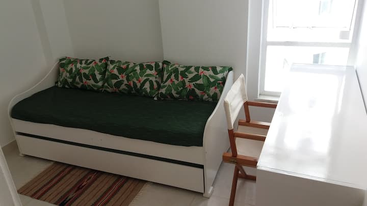 Chumba cha kulala cha pili kina sofa ambayo inaweza kufanywa kuwa vitanda viwili vya mtu mmoja na dawati lenye kiti.