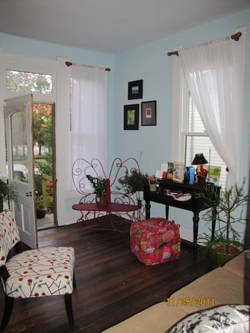 The Urban Cottage Downtown Indy Cottages For Rent In Indianapolis