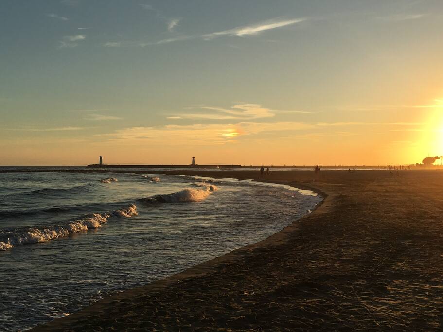 Plage du Grau d’Agde, village de pêcheurs à l’embouchure de l’Herault, rive gauche. ( 5 km )