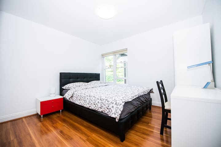 One Medium Room in Quiet and heart of Chatswood