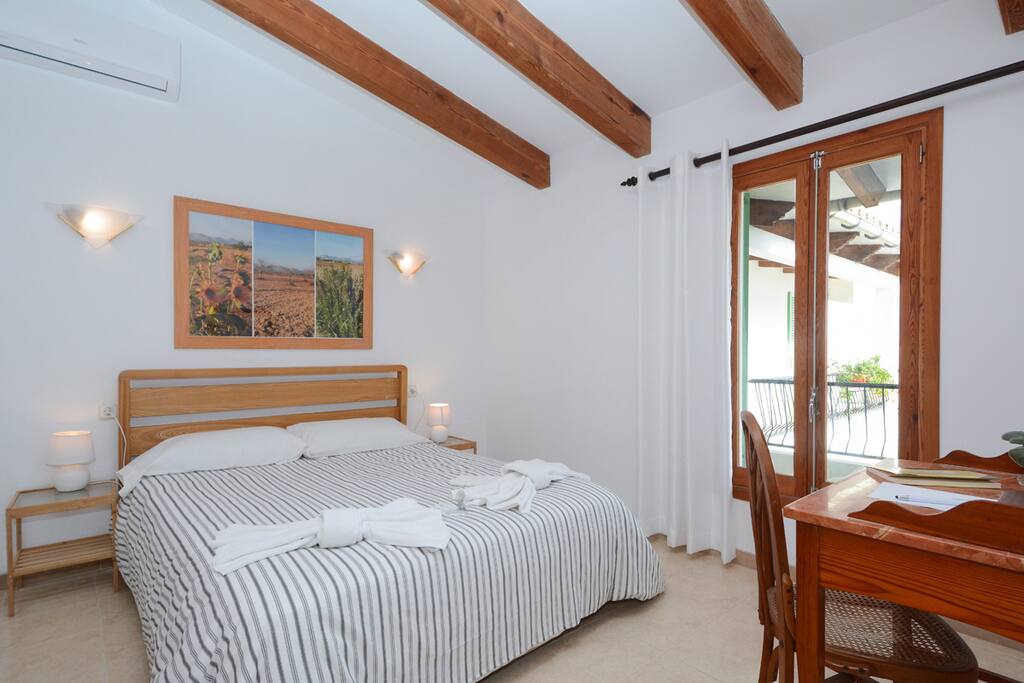 Habitación doble con cama matrimonial amplia y luminosa del segundo piso