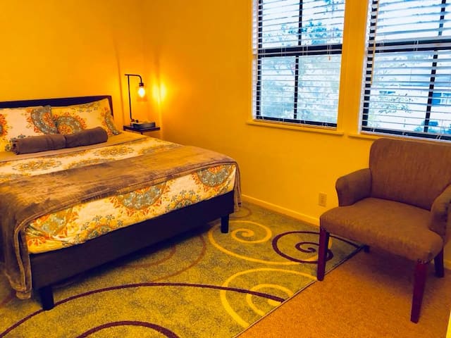 Bright & Private Room Near SB Bowl and East Beach