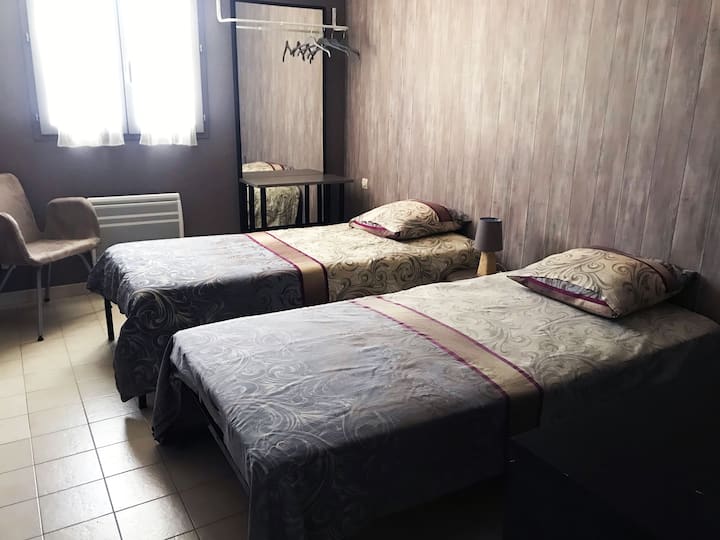 Dhomë teke me dy krevate tekë (të caktuar nga 3 ose më shumë )
