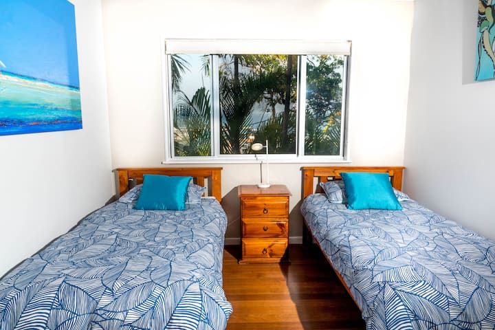 Spálňa 2 s TV a výhľadom na vodu