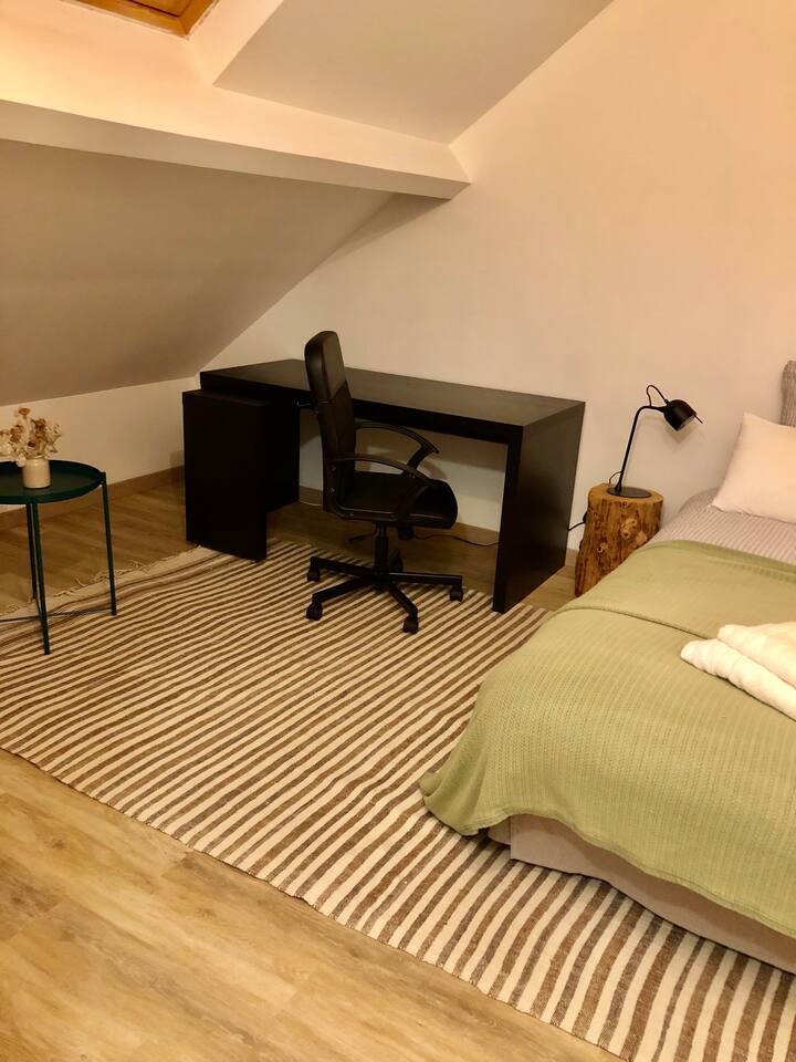Soba s radnim stolom, idealna za rad na daljinu.
 Mogućnost dodavanja dječjeg kreveta na zahtjev.